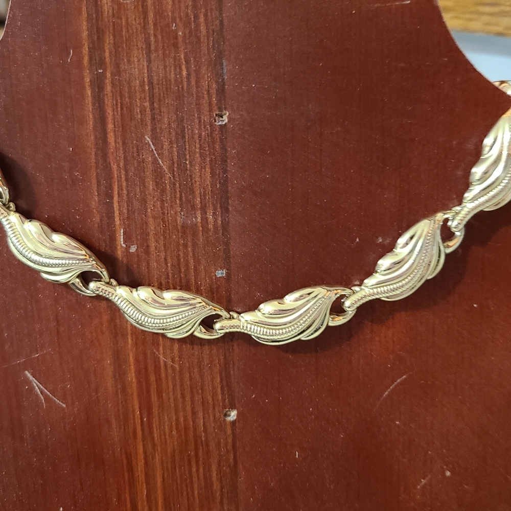 Vintage gold tone necklace - Picture 4 of 15